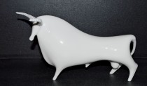 Big bull, white. Figurative porcelain in the Brussels style.